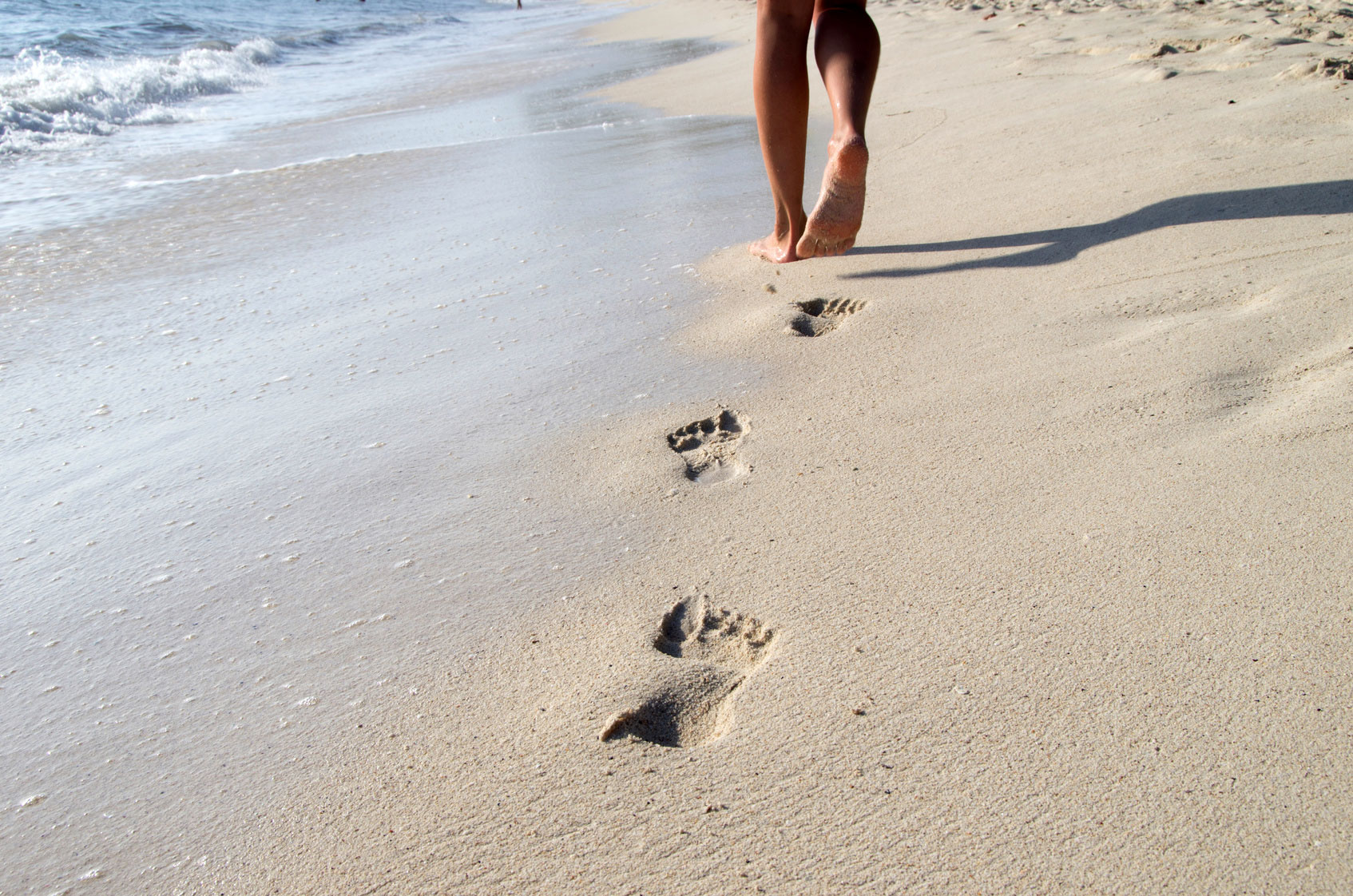 Femme sereine les pieds dans le sable