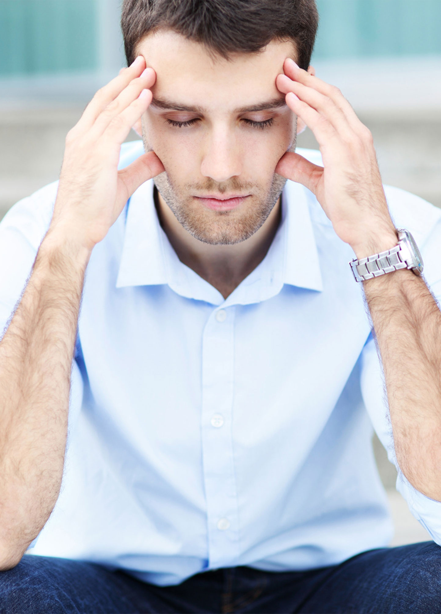 Homme concentré grace à la sophrologie