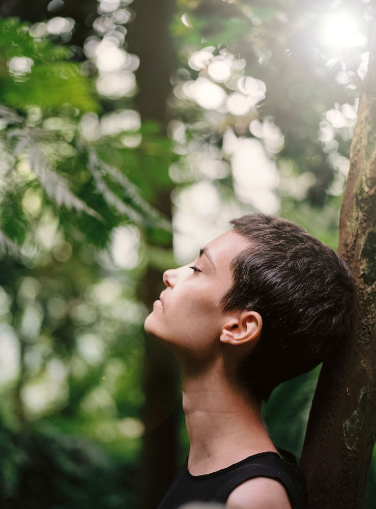 Femme qui respire lentement